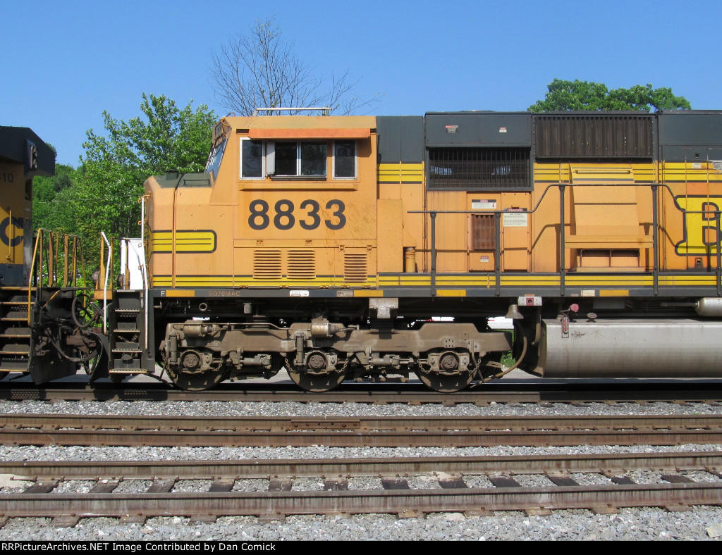 BNSF 8833